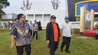 Wali Kota Depok, Mohammad Idris saat meninjau lapangan sepak bola di Kecamatan Sawangan, Kota Depok. (Liputan6.com/Dicky Agung Prihanto)

 