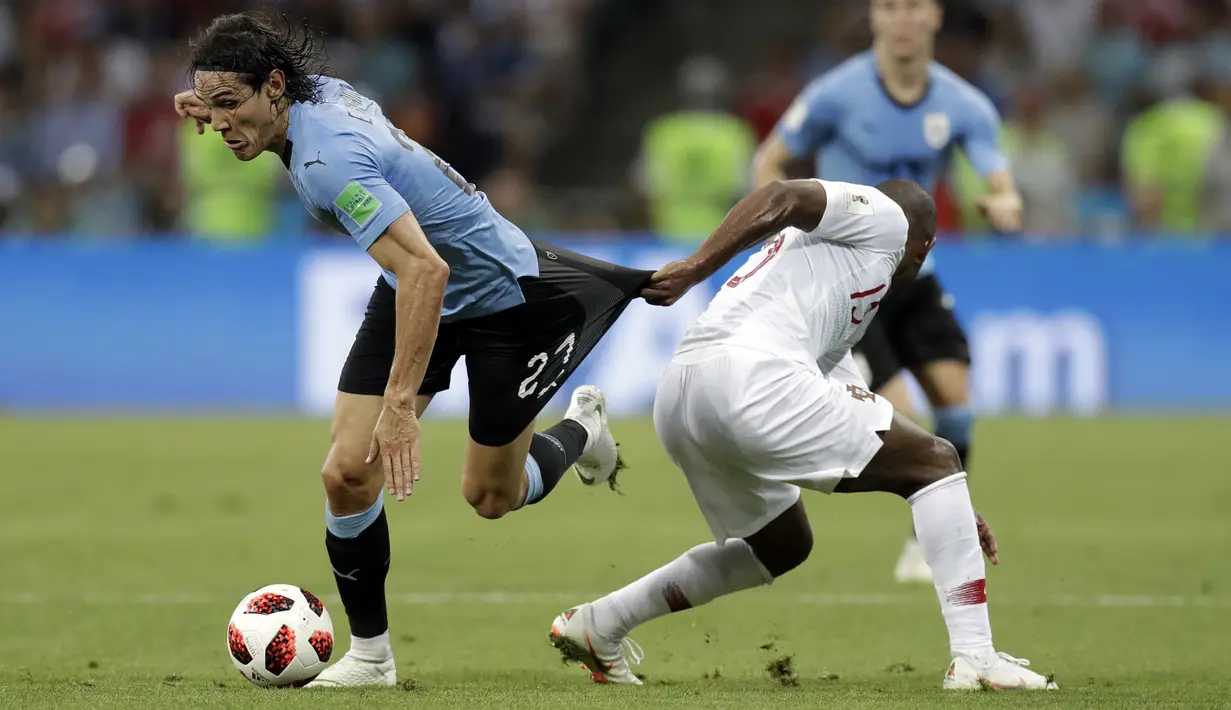 Pemain Portugal, Ricardo (kanan) berebut bola dengan pemain Uruguay, Edinson Cavani pada laga 16 besar Piala Dunia 2018 di Fisht Stadium, Sochi, Rusia, (30/6/2018). Portugal kalah 1-2. (AP/Andrew Medichini)