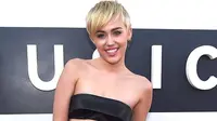 Miley Cyrus Rencanakan Konser Telanjang Bareng Pria 54 Tahun