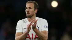 Di balik prestasi individunya yang luar biasa, Harry Kane ternyata masuk ke dalam daftar pemain top Inggris yang belum pernah merasakan gelar bergengsi bersama klubnya. Kesempatan emas yang pernah didapatkan sepanjang kariernya di Tottenham adalah ketika bermain di final Liga Champions 2019/2020 lalu. Sayangnya, The Lilywhites harus kalah 0-2 dengan Liverpool. Umurnya yang kini telah menginjak 29 tahun membuat Kane akan semakin kesulitan untuk meraih trofi. Apalagi dengan persaingan yang begitu ketat. (AFP/Nigel Roddis)