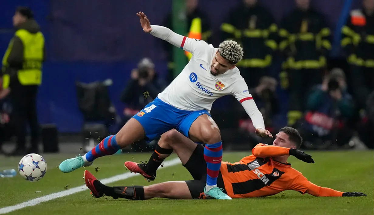 Barcelona meski bermain kandang lawan lebih banyak menguasai bola. Namun, Shakhtar Donetsk mampu meladeninya dan serangannya lebih efektif. (AP Photo/Matthias Schrader)