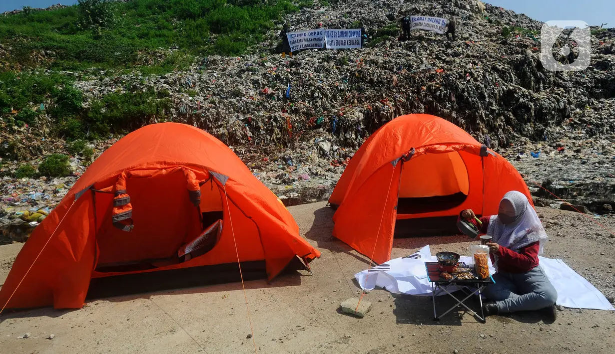 Ketinggian tumpukan sampah di TPA Cipayung bahkan bisa mencapai 30 meter dan melebihi batas tinggi yang seharusnya hanya mencapai 23 meter saja. (merdeka.com/Arie Basuki)