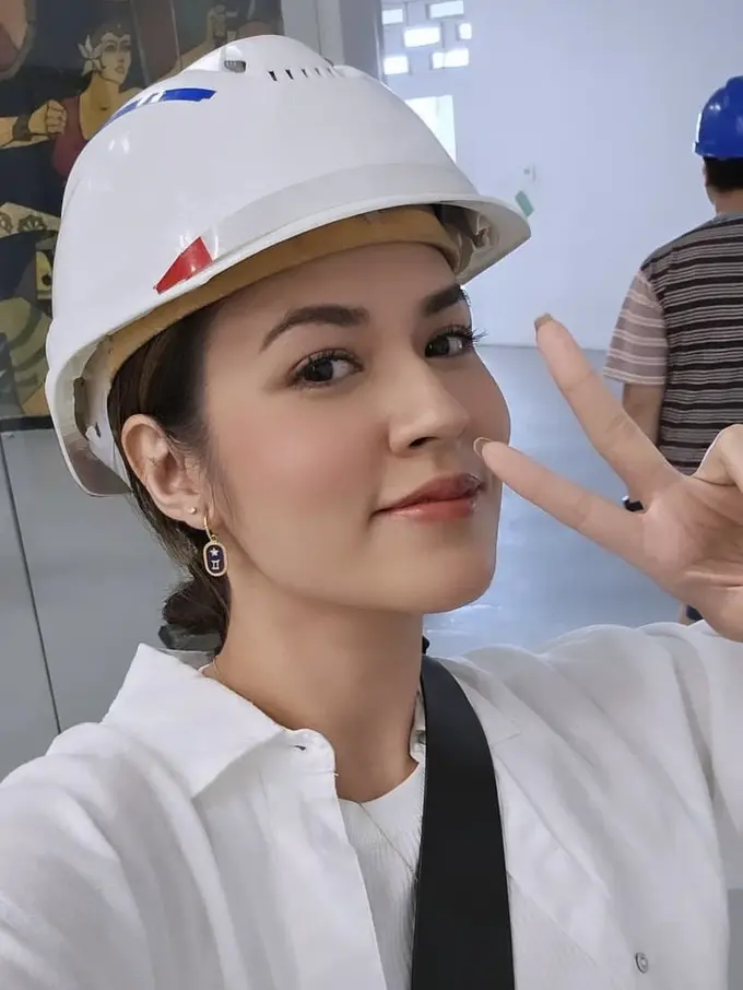 Gaya Raisa Kenakan Helm Proyek