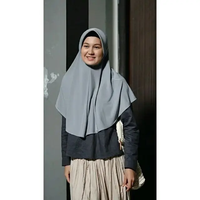 Main Series Religi, Ini 7 Potret Terbaru Zoe Abbas Jackson Tampil Berhijab