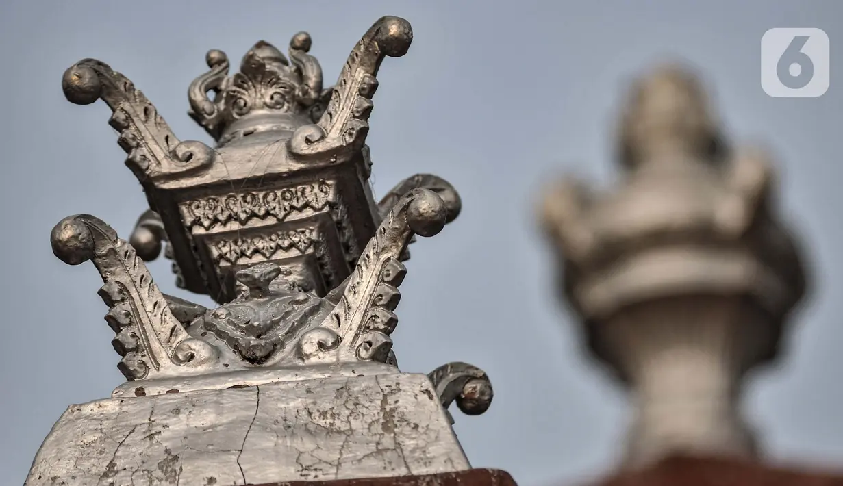 Dua puncak atap masjid atau memolo yang masih terjaga di Masjid Jami Al Alam, Cilincing, Jakarta, Kamis (22/4/2021). Masjid ini dibangun pada abad 16, tepatnya pada 22 Juni 1527. (merdeka.com/Iqbal S.Nugroho)