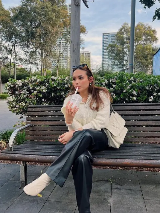 Gayanya begitu modis dengan paduan yang sederhana. Ia menghadirkan warna basic yang membuat tampilannya kian elegan. (Liputan6.com/IG/@gretairn)