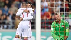 Pemain Spanyol, Iago Aspas (tengah) merayakan gol bersama Alvaro Morata ke Liechtenstein yang di kawal Peter Jehle (kanan) pada laga grup G kualfikasi Piala DUnia 2018 di Rheinpark Stadion, Vaduz, (5/9/2017). Spanyol menang 8-0. (AFP/Michael Buholzer)