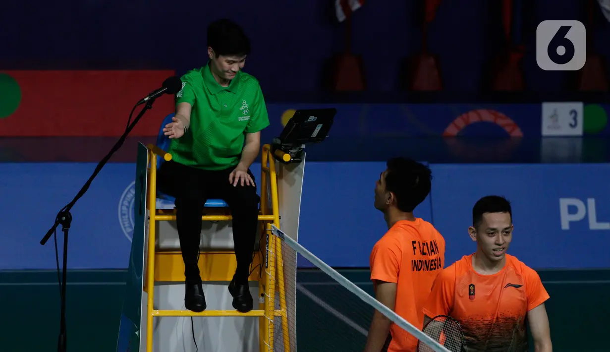 Ganda putra Indonesia, Fajar Alfian/Muhammad Rian Ardianto melakukan protes saat melawan pasangan Malaysia, Aarron Chia/Soh Wooi Yik pada final bulutangkis beregu putra SEA Games 2019 di Multinlupa Sport Center, Rabu (4/12/2019). Fajar / Rian kalah 17-21 dan 13-21. (Bola.com/M Iqbal Ichsan)