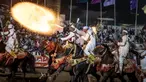 Penunggang kuda Maroko menembakkan senapan mereka selama pertunjukan untuk merayakan festival tahunan Moussem di El Jadida pada 6 Agustus 2023. (Fadel SENNA/AFP)