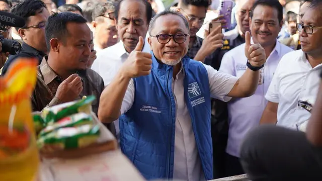 Menteri Perdagangan (Mendag) Zulkifli Hasan melakukan kunjungan memantau harga kebutuhan pokok (bapok) di Pasar tradisional Pa'baeng-baeng, Makassar, Sulawesi Selatan atau Sulsel, Minggu, (6/11/2022).