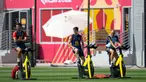 Pemain Spanyol Rodri (kiri) dan Gavi (tengah) berlatih sepeda statis di samping pelatih Lorenzo del Pozo selama sesi latihan di Universitas Qatar, Doha, Qatar, Selasa (29/11/2022). Spanyol akan melawan Jepang dalam pertandingan Grup E Piala Dunia 2022 pada 1 Desember mendatang. (AP Photo/Julio Cortez)