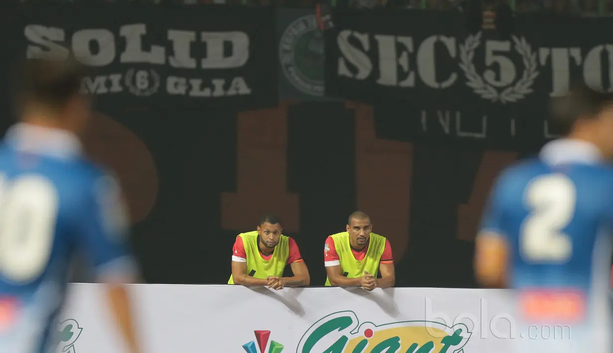 Pemain Persija Jakarta, Luis Junior dan Bruno Lopez menonton pertandingan dari pinggir lapangan di Stadion Patriot, Bekasi, (19/7/2017). Persija kalah 0-7. (Bola.com/Nicklas Hanoatubun)