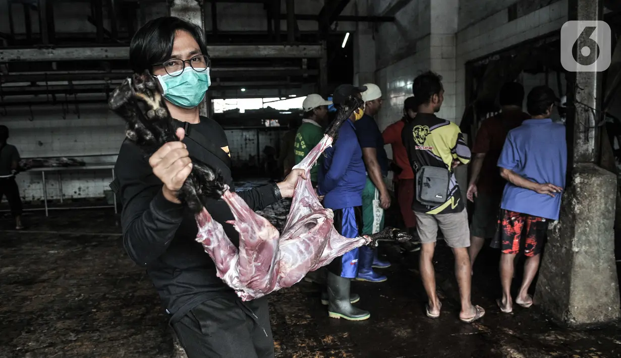 Petugas membawa daging hewan kurban Idul Adha di RPH Pulogadung, Jakarta, Jumat (31/7/2020). RPH Pulogadung menyembelih 50 sapi dan puluhan kambing dengan proses pemotongan sesuai syariat Islam dan protokol kesehatan guna mencegah penyebaran COVID-19. (merdeka.com/Iqbal S. Nugroho)