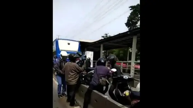 Pengendara Motor Gotong Royong Angkat Motor dari Jalur Busway