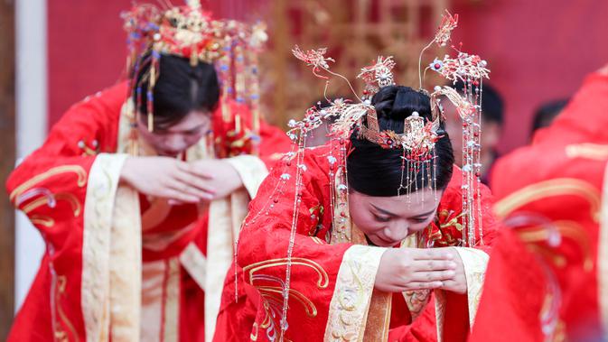 Sejumlah pengantin wanita memberi hormat dalam sebuah upacara pernikahan tradisional yang diadakan di Guiyang, ibu kota Provinsi Guizhou, China barat daya, pada 16 November 2020. (Xinhua/Ou Dongqu)