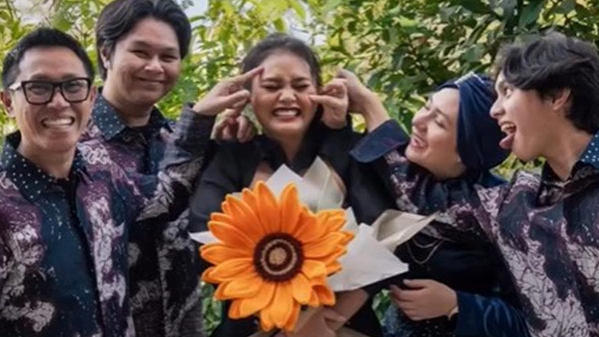 6 Potret Wisuda Nayla Ayu di Singapura, Keluarga Eko Patrio Kompak Pakai Batik