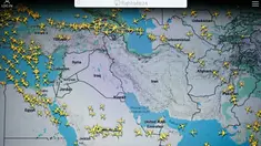 Foto, yang diambil di Paris pada 1 Maret 2026, menunjukkan halaman di situs web Flightradar 24 yang memperlihatkan penerbangan sipil menghindari wilayah udara Iran dan Irak. Serangan udara Amerika Serikat dan Israel ke wilayah Iran telah melumpuhkan lalu lintas udara global. (Anna KURTH/AFP)