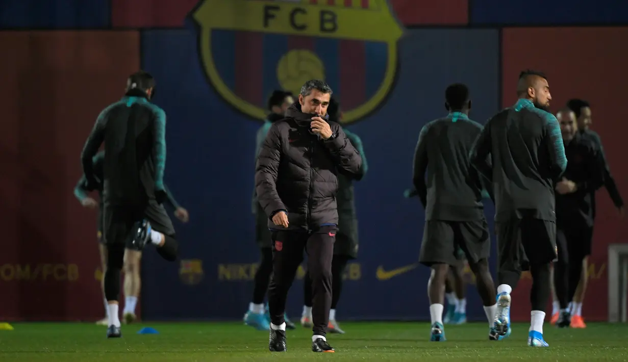 Pelatih Barcelona Ernesto Valverde (tengah) saat menghadiri sesi latihan di Joan Gamper Sports City, Sant Joan Despi, Spanyol, 26 November 2019. Valverde berada di Camp Nou sejak musim panas 2017 dan kontraknya sebenarnya akan berakhir pada Juni nanti. (GEN LLUIS/AFP)