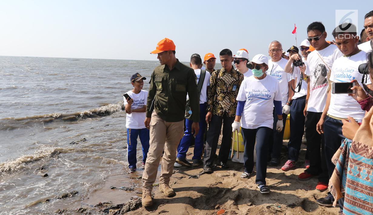 Menteri Kelautan dan Perikanan Susi Pudjiastuti (tengah) bersih-bersih sampah di Pantai Timur Ancol, Jakarta, Minggu (18/8/2019). Gerakan Menghadap Laut 2.0 akan digelar serentak di 74 titik di berbagai daerah di Indonesia. (Liputan6.com/Herman Zakharia)
