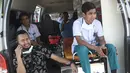 Petugas medis bersiap menunggu evakuasi jenazah korban pesawat Lion Air JT 610 di Tanjung Pakis, Karawang, Jawa Barat, Senin (29/10). Pesawat Lion Air JT 610 yang jatuh di Karawang dinyatakan laik operasi. (Liputan6.com/Herman Zakharia)