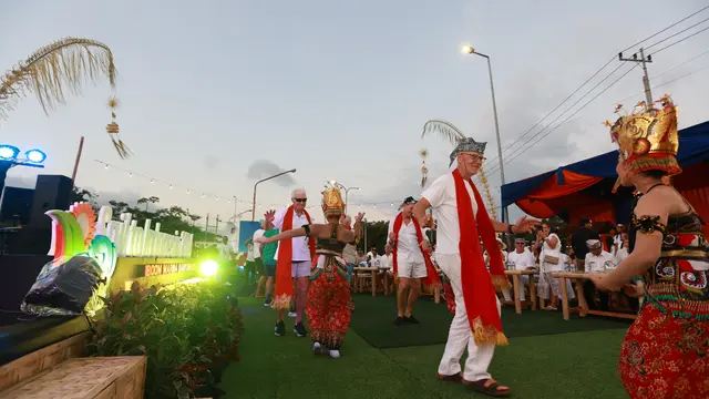 Peserta ekspedisi Sail 2 Indonesia Rally 2024 dari berbagai negara menikmati pantai Marina Boom Banyuwangi (Istimewa)