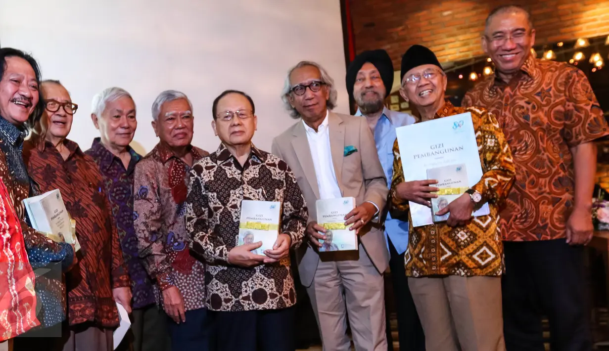 Prof Soekirman (empat kiri) didampingi tokoh, pengusaha dan mantan menteri saat peluncuran buku Gizi Pembangunan di Jakarta, Sabtu (01/10). Soekirman mengawali karir sebagai ahli gizi di Aceh tahun 1960-1965 (Liputan6.com/Fery Pradolo)