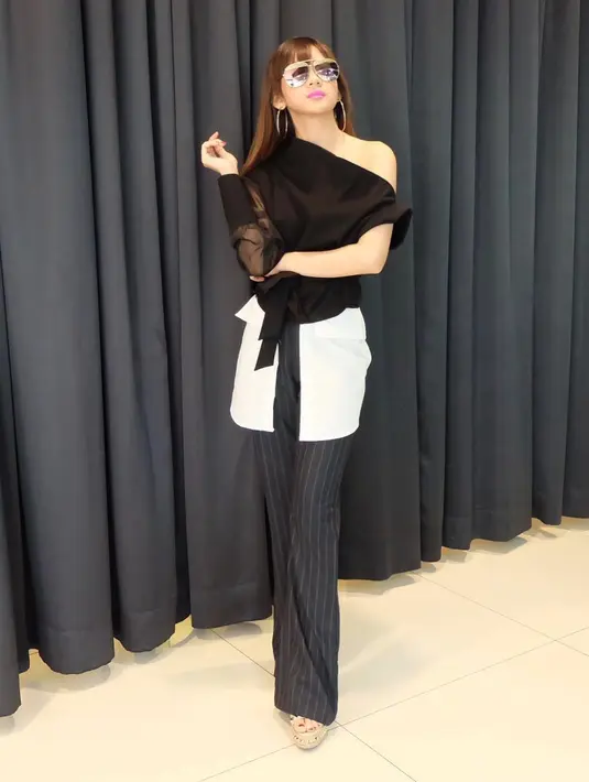 Mengenakan celana kulot bergaris dan atasan hitam serta kacamata gayanya ini membuat tampilan Adiezty seperti Barbie. (Instagram/adieztyfersa)