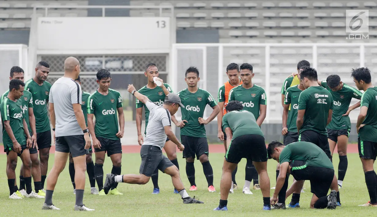 Pemain Timnas Indonesia U-22 saat latihan di Stadion Madya, Senayan, Jakarta, Senin (21/1). Latihan kali ini tidak dipimpin Indra Sjafri karena sedang mengikuti lisensi kepelatihan Pro AFC di Spanyol. (Bola.com/M Iqbal Ichsan)
