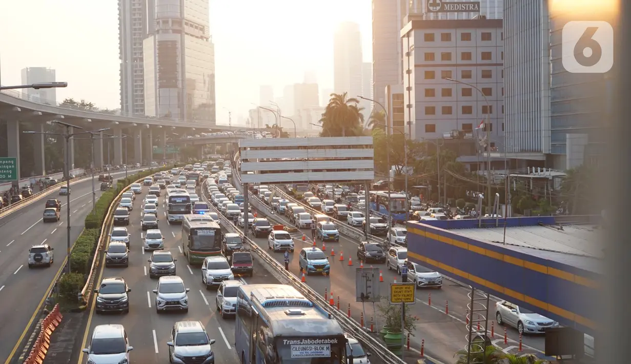 Kendaraan terjebak kemacetan saat melintasi kawasan Mampang, Jakarta, Senin (29/6/2020). Semakin tingginya mobilitas warga selama masa transisi PSBB menyebabkan jalan-jalan protokol Ibu Kota kembali dihiasi kemacetan parah setiap pagi dan sore hari. (Liputan6.com/Immanuel Antonius)