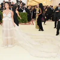 Selena Gomez datang ke Met Gala 2018 tanpa pasangan. (NEILSON BARNARD / GETTY IMAGES NORTH AMERICA / AFP)