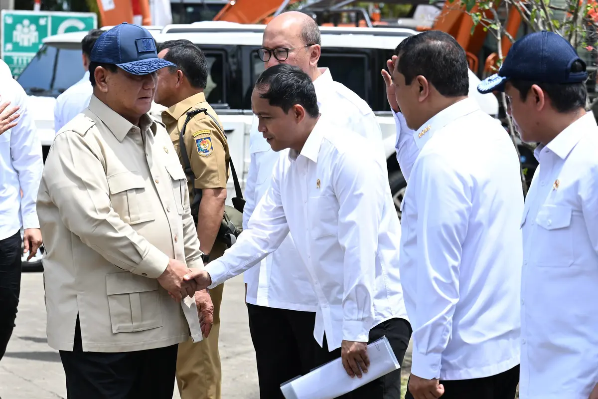 Menhut Raja Juli Antoni mendampingi Presiden Prabowo menyerahkan enam smelter hasil rampasan negara dari kasus korupsi kepada PT Timah Tbk.