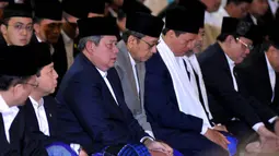 Salat ini juga diikuti para menteri Kabinet Indonesia Bersatu II, pimpinan lembaga negara, dan duta besar negara sahabat, Jakarta, (5/10/14). (Liputan6.com/Johan Tallo)