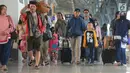 Sejumlah pemudik membawa barang bawaan mereka setibanya di Stasiun Pasar Senen, Jakarta, Sabtu (8/6/2019). Volume penumpang arus balik melalui moda transportasi kereta api  di stasiun Stasiun Senen mengalami lonjakan pada H+3 Lebaran. (merdeka.com/Imam Buhori)