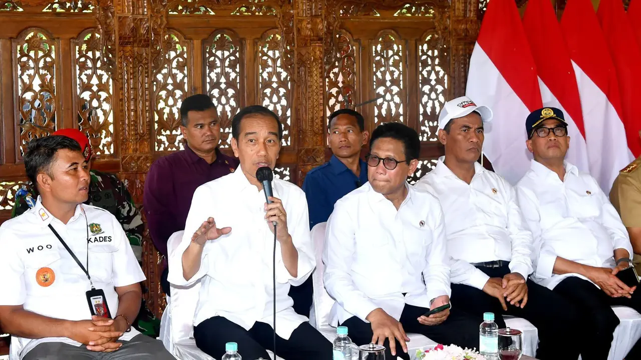 Presiden Jokowi dalam pertemuan bersama para kepala desa se-Kabupaten Banjarnegara, Jawa Tengah, Rabu (3/1/2024).