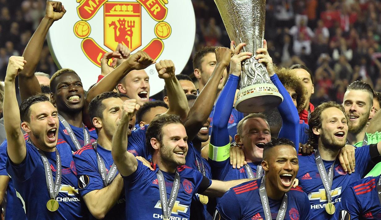 Wayne Rooney mengangkat trofi juara usai mengalahkan Ajax Amsterdam pada Final Liga Europa di Friends Arena, Stockholm, Swedia, (24/5/2017). MU menang 2-0. (AP/Martin Meissner)