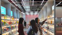 Sejumlah konsumen sedang memilih produk kecantikan di toko pop-up di Sociolla Beauty Museum. (dok. Liputan6.com/Dinny Mutiah)