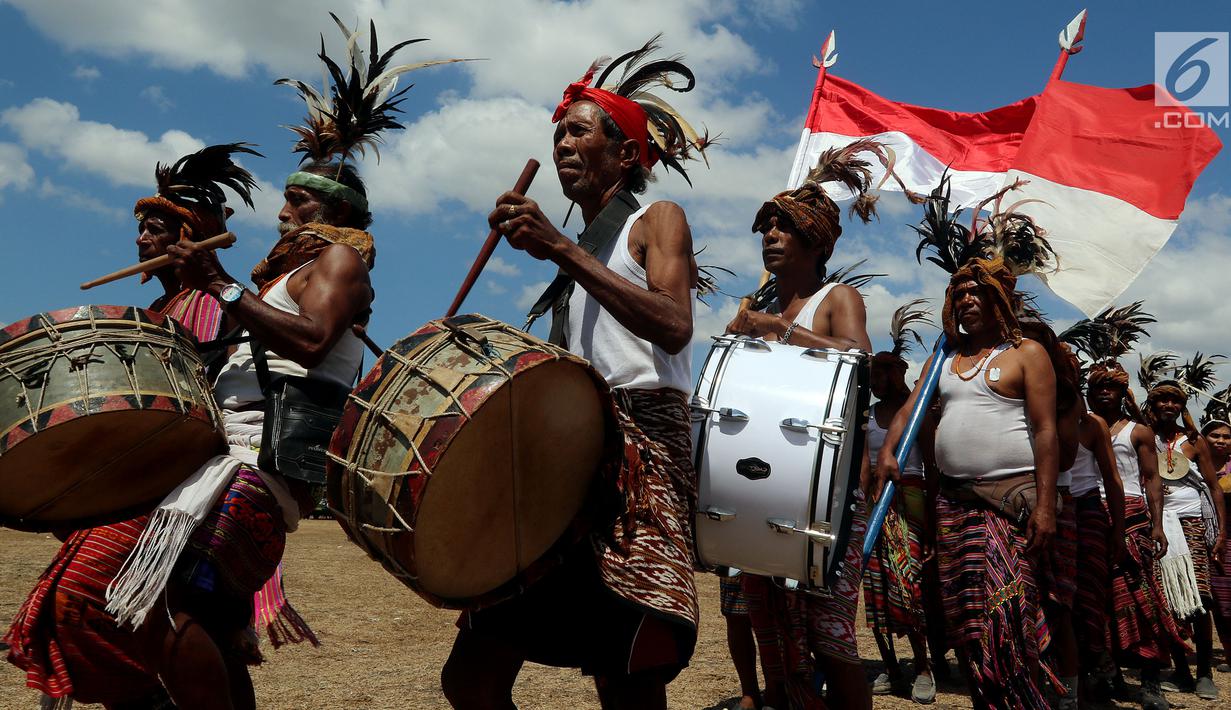 Warga menggebuk drum dalam upacara penyambutan peresmian bantuan bedah rumah di Desa Oebelo, Kupang, NTT, Selasa (14/8). Upacara penyambutan tersebut diwarnai dengan tarian-tarian menggunakan alat musik baba khas daerah itu. (Liputan6.com/Johan Tallo)