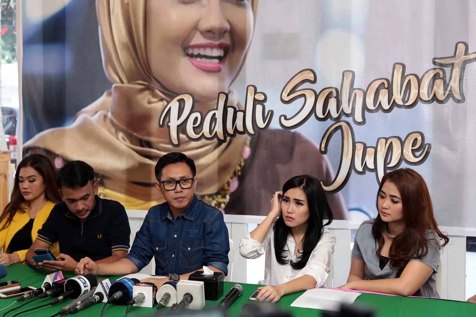 Beberapa artis peduli Julia Perez (Deki Prayoga/Bintang.com)