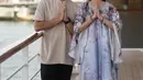 Azriel dan Sarah Menzel juga merayakan lebaran jauh dari tanah air. Keduanya bersama keluarga merayakan di Spanyol. Sarah tampak mengenakan gamis motif floral. [@ssarah_menzel]