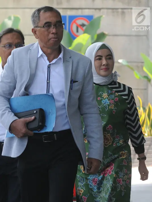 Dirut Pertamina, Nicke Widyawati (kanan) berjalan akan menjalani pemeriksaan penyidik di Gedung KPK, Jakarta, Senin (10/06/2019). Nicke Widyawati diperiksa sebagai saksi untuk tersangka mantan Dirut PLN Sofyan Basir terkait kasus dugaan suap proyek pembangunan PLTU Riau-1. (merdeka.com/Dwi Narwoko)