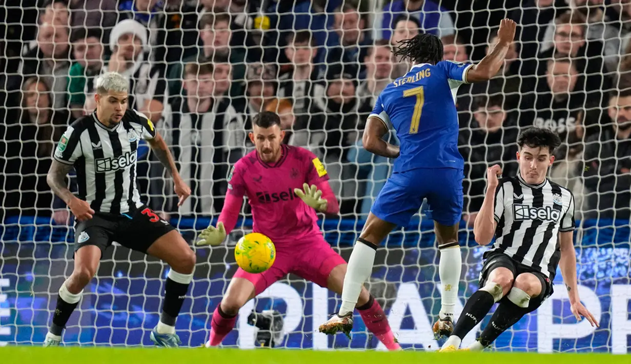 Chelsea harus bersusah payah menyingkirkan Newcastle United. The Blues lolos ke semifinal Carabao Cup 2023/2024 lewat adu penalti setelah bermain imbang 1-1. (AP Photo/Kirsty Wigglesworth)
