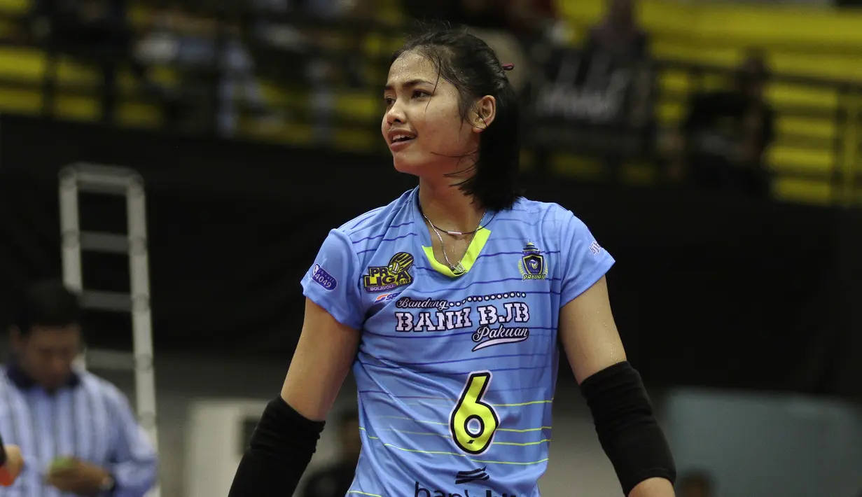 Pevoli Bandung BJB Pakuan, Wintang Dyah, saat menghadapi tim Putri Jakarta BNI 46 dalam ajang Proliga 2019 di GOR Among Rogo, Yogyakarta, Sabtu (23/12). BNI 46 menang 3-1 atas BJB. (Bola.com/Yoppy Renato)