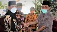 Plt Walikota Bengkulu Dedy Wahyudi menerima aset PSU dari pengembang perumahan. (Liputan6.com/Yuliardi Hardjo)