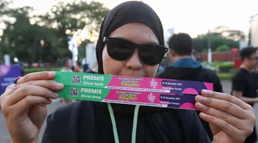 Penonton melihatkan tiket masuk di acara Jakarta International Comedy Festival 2023 (Jicomfest) di Tennis Indoor, Kompleks Gelora Bung Karno, Jakarta, Jumat (15/12/2023). (Liputan6.com/Herman Zakharia)