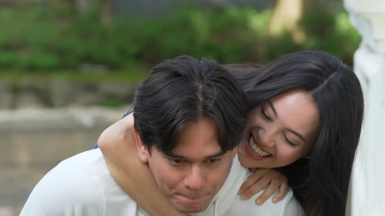 Di Antara Dua Cinta