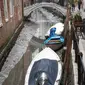 Kapal berlabuh di sepanjang kanal kering saat air surut di Venesia, Italia, 21 Februari 2023. Sungai-sungai dan danau-danau di Italia menderita kekurangan air yang parah, kata kelompok lingkungan Legambiente, dengan perhatian terfokus pada bagian utara negara itu. (AP Photo/Luigi Costantini)