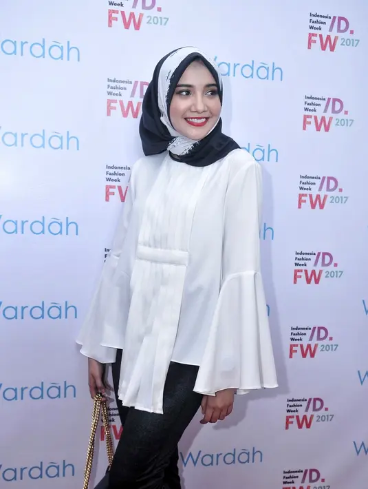 Apalagi namanya dibesarkan dari dunia entertainment. Ia tidak akan meninggalkan dunia yang membuat namanya populer itu. (Adrian Putra/Bintang.com)