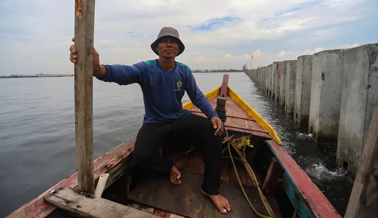 Keberadaan tanggul beton tersebut disebut-sebut mengganggu aktivitas nelayan setempat dalam mencari ikan. (merdeka.com/Arie Basuki)