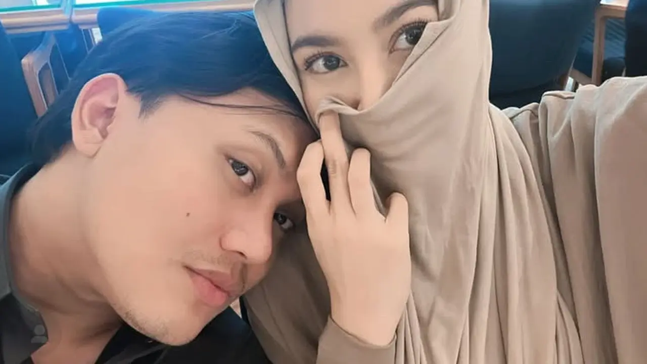 Pesona Mahalini Kenakan Hijab saat Umrah. [@rizkyfbian]