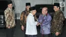 Wakil Presiden terpilih Ma'ruf Amin (tengah) bersalaman dengan Wakil Ketua MPR Syarief Hasan usai pertemuan di kediamannya, Jalan Situbondo, Jakarta, Selasa (15/10/2019). Pimpinan MPR mengantarkan undangan pelantikan Presiden dan Wakil Presiden kepada Ma'ruf Amin. (merdeka.com/Iqbal Nugroho)